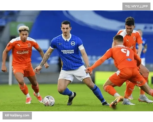 中游球队生存依赖战术纪律 压缩防线与快速反击成主流